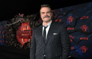 David Harbour está completamente irreconhecível no set do filme ‘Pizza Bomber’ Millie-Bobby-Brown-e-David-Harbour-GettyImages-2245484741