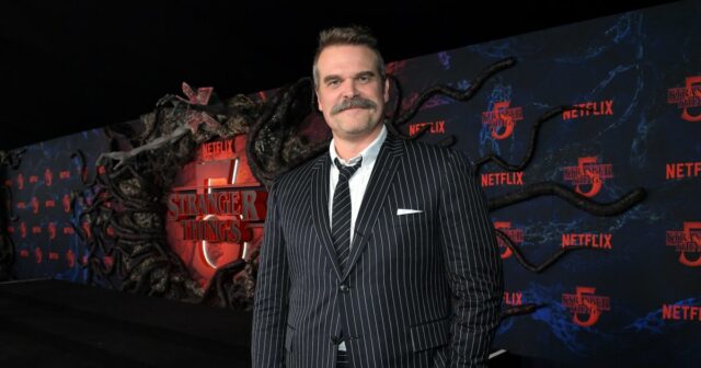 David Harbour está completamente irreconhecível no set do filme 'Pizza Millie-Bobby-Brown-e-David-Harbour-GettyImages-2245484741