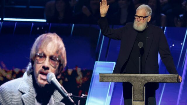 David Letterman oferece um sanduíche completo de discurso introduzindo Warren David Letterman oferece um sanduíche completo de discurso introduzindo Warren Zevon no Hall da Fama do Rock & Roll