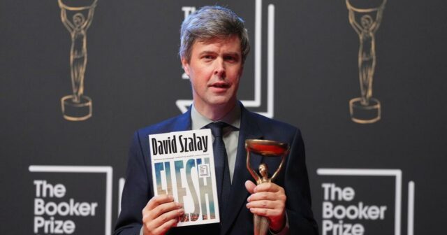 David Szalay ganha o Booker Prize com 'romance extraordinário e singular' 'Flesh'

