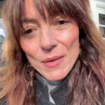 Davina McCall revelou que foi diagnosticada com câncer de mama há seis semanas e passou por uma cirurgia bem-sucedida após descobrir um caroço durante as filmagens de The Masked Singer