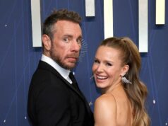 Dax Shepard brinca que Kristen Bell ganha ‘muito dinheiro’ para pendurar suas próprias luzes de Natal GettyImages-2201400186-Dax-Shepard-Kristen-Bell-Honest-Quotes