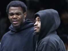 Day’Ron Sharpe, do Nets, recebe boas notícias sobre lesões e agora está no dia a dia Day'Ron Sharpe (à esquerda) e Cam Thomas, que não jogou devido a lesões, observam a derrota do Nets por 119-109 para o Raptors em 11 de novembro de 2025.