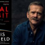 Um homem com bigode e traje espacial faz sinal de positivo.