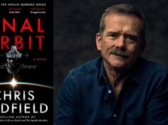 De volta à Terra, o astronauta Chris Hadfield escreve sobre o espaço Um homem com bigode e traje espacial faz sinal de positivo.