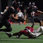 Siotame Finau (22), de Pittsburg, comemora marcar um touchdown contra o Liberty durante o segundo quarto da primeira rodada do jogo de playoffs da Seção Litoral Norte/Divisão I na Pittsburg High School em Pittsburg, Califórnia, na sexta-feira, 14 de novembro de 2025. (Jose Carlos Fajardo/Bay Area News Group)