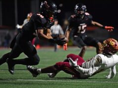 Defesa de Pittsburg e unidades de times especiais dão o tom para grande vitória sobre o Liberty Siotame Finau (22), de Pittsburg, comemora marcar um touchdown contra o Liberty durante o segundo quarto da primeira rodada do jogo de playoffs da Seção Litoral Norte/Divisão I na Pittsburg High School em Pittsburg, Califórnia, na sexta-feira, 14 de novembro de 2025. (Jose Carlos Fajardo/Bay Area News Group)