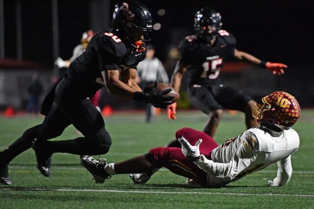 Defesa de Pittsburg e unidades de times especiais dão o Siotame Finau (22), de Pittsburg, comemora marcar um touchdown contra o Liberty durante o segundo quarto da primeira rodada do jogo de playoffs da Seção Litoral Norte/Divisão I na Pittsburg High School em Pittsburg, Califórnia, na sexta-feira, 14 de novembro de 2025. (Jose Carlos Fajardo/Bay Area News Group)