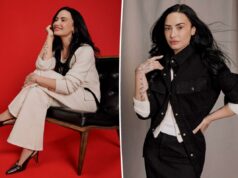 Demi Lovato se uniu à Amazon em uma coleção de roupas – e os estilos custam a partir de apenas US$ 10 Uma mulher com um suéter vermelho com gola pólo e três botões pretos, combinado com jeans, com uma das mãos no bolso.
