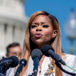 Democrata enfrenta moção de censura após acusação federal