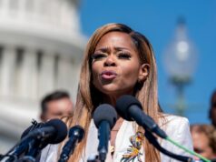 Democrata enfrenta moção de censura após acusação federal Democrata enfrenta moção de censura após acusação federal