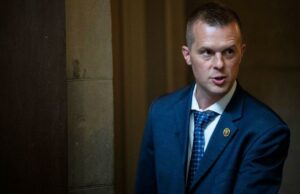 Democrata no distrito do Maine alinhado a Trump anuncia aposentadoria Yahoo news home