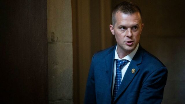 Democrata no distrito do Maine alinhado a Trump anuncia aposentadoria Yahoo news home