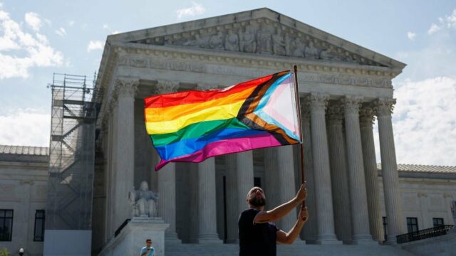 Democratas aplaudem a Suprema Corte por deixar intacto o casamento entre pessoas do mesmo sexo: 'Uma vitória para a decência e a compaixão'
