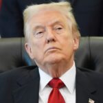 O senador líder da minoria, Chuck Schumer, de NY, fala com repórteres no Capitol Subway no dia 36 da paralisação do governo, quarta-feira, 5 de novembro de 2025, em Washington.