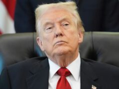 Democratas moderados dão o primeiro passo para acabar com a paralisação do governo dos EUA O senador líder da minoria, Chuck Schumer, de NY, fala com repórteres no Capitol Subway no dia 36 da paralisação do governo, quarta-feira, 5 de novembro de 2025, em Washington.