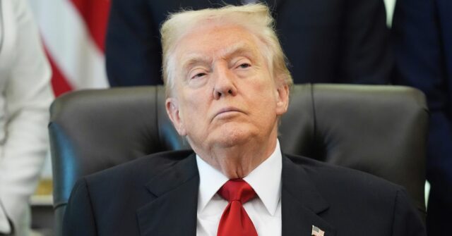 O senador líder da minoria, Chuck Schumer, de NY, fala com repórteres no Capitol Subway no dia 36 da paralisação do governo, quarta-feira, 5 de novembro de 2025, em Washington.  