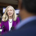 A candidata a governador de Nova Jersey, Mikie Sherrill, reage após votar em Montclair, NJ, terça-feira, 4 de novembro de 2025. (AP Photo/Seth Wenig)