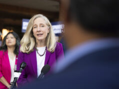 Democratas reconquistam bloco eleitoral importante que perderam em 2024 A candidata a governador de Nova Jersey, Mikie Sherrill, reage após votar em Montclair, NJ, terça-feira, 4 de novembro de 2025. (AP Photo/Seth Wenig)