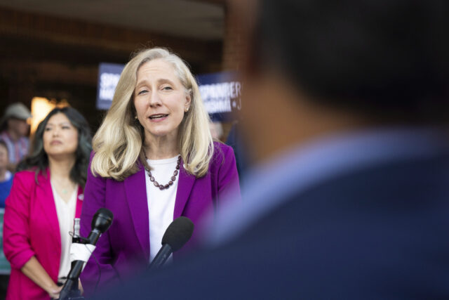 Democratas reconquistam bloco eleitoral importante que perderam em 2024 A candidata a governador de Nova Jersey, Mikie Sherrill, reage após votar em Montclair, NJ, terça-feira, 4 de novembro de 2025. (AP Photo/Seth Wenig)