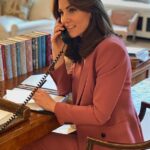 A Princesa de Gales é retratada em 2020 em seu escritório elegantemente decorado no Palácio de Kensington – completo com pilhas de livros clássicos ao fundo