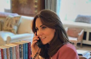 Dentro da casa eterna de Kate e William: Princess está equipando o Forest Lodge em seu ‘estilo clássico contemporâneo’ preferido para criar um visual ‘adorável, mas absolutamente inofensivo’ A Princesa de Gales é retratada em 2020 em seu escritório elegantemente decorado no Palácio de Kensington – completo com pilhas de livros clássicos ao fundo