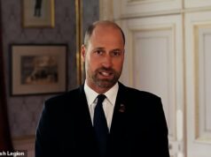 Dentro da ‘casa para sempre’ de Kate e William: Prince dá uma espiada no recém-renovado Forest Lodge e mostra as opções de decoração ‘discretas com bom gosto’ de Kate O Príncipe William divulgou um vídeo com a Legião Real Britânica pedindo às pessoas que refletissem sobre o Dia do Armistício dentro de uma sala ricamente decorada que se acredita estar em sua nova casa, Forest Lodge.