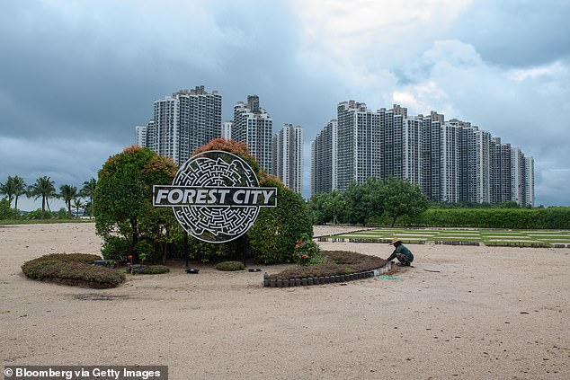 Dentro da 'estranha' cidade fantasma de £ 80 bilhões construída Forest City foi desenvolvida pela empresa chinesa Country Garden, seu projeto Belt and Road Initiative, iniciado em 2016