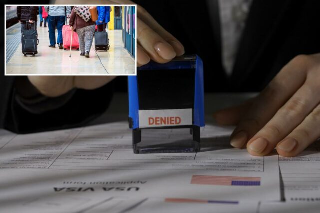 Viajantes andando com bagagem por uma estação de trem em Londres.