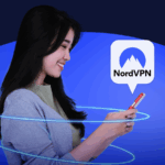 Uma mão segurando um controle remoto de TV aponta para uma smart TV exibindo aplicativos de streaming, sobrepostos por um grande ícone de escudo e a palavra ‘VPN’.