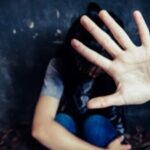 Depravado! Um homem assedia uma mulher que está orando