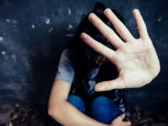 Depravado! Um homem assedia uma mulher que está orando Depravado! Um homem assedia uma mulher que está orando