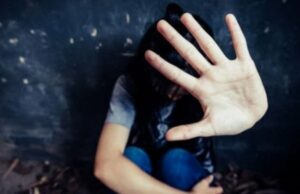 Depravado! Um homem assedia uma mulher que está orando Depravado! Um homem assedia uma mulher que está orando