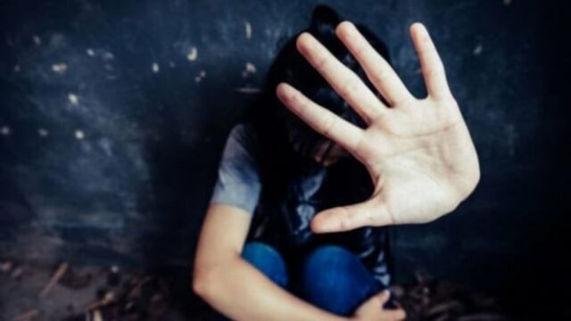 Depravado! Um homem assedia uma mulher que está orando
