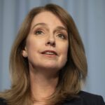 Kellie Sloane, deputada liberal de Vaucluse em Sydney, fala sobre ameaças que recebeu após condenar um protesto neonazista em Sydney.