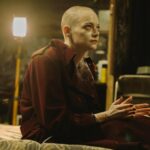 Designer de produção de 'Bugonia' na construção da casa do rancho, porão assustador, escritório de Emma Stone e como esconder pistas à vista de todos