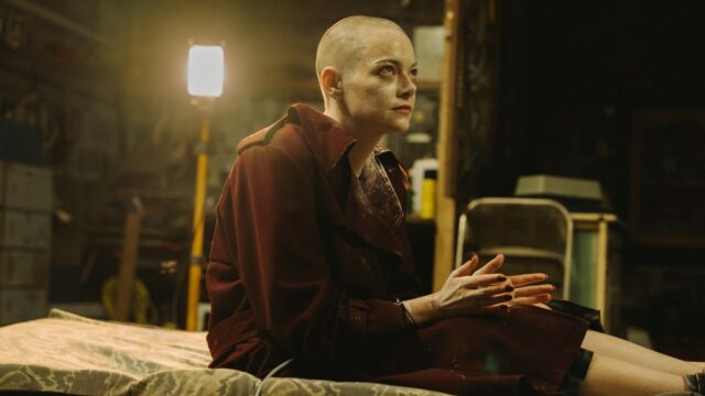 Designer de produção de 'Bugonia' na construção da casa do rancho, porão assustador, escritório de Emma Stone e como esconder pistas à vista de todos
