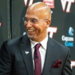 James Franklin, o novo técnico de futebol da Virginia Tech, sorri durante uma entrevista coletiva.