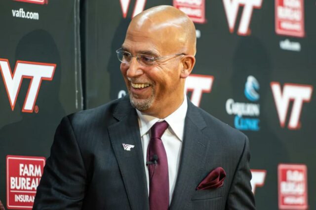 James Franklin, o novo técnico de futebol da Virginia Tech, sorri durante uma entrevista coletiva.