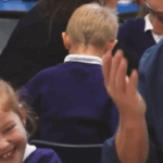 'Detenção': PM do Reino Unido dá aula de dança meme proibida