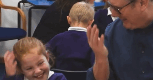 'Detenção': PM do Reino Unido dá aula de dança meme proibida
