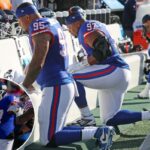 Roy Robertson-Harris #95 e Dexter Lawrence II #97 do New York Giants no banco durante o segundo quarto.