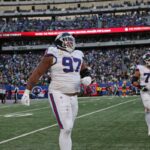 O tackle defensivo do New York Giants, Dexter Lawrence II (97) e o guard Jon Runyan (76), saíram do campo depois que os Giants desistiram de uma conversão de 2 pontos.