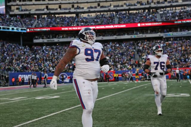 O tackle defensivo do New York Giants, Dexter Lawrence II (97) e o guard Jon Runyan (76), saíram do campo depois que os Giants desistiram de uma conversão de 2 pontos.