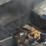 Dezenas de bombeiros estão combatendo um incêndio em uma fábrica de móveis no oeste de Sydney.﻿