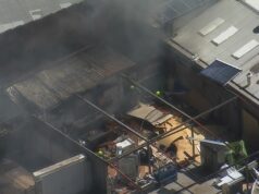 Dezenas de bombeiros combatem incêndio em fábrica de móveis no oeste de Sydney Dezenas de bombeiros estão combatendo um incêndio em uma fábrica de móveis no oeste de Sydney.