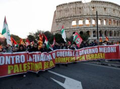 Dezenas de milhares de pessoas manifestam-se na Europa, exigindo justiça pela guerra de Israel em Gaza Dezenas de milhares de pessoas manifestam-se na Europa, exigindo justiça pela guerra de Israel em Gaza