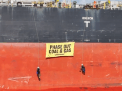 Dezenas de pessoas são presas em protesto contra mudanças climáticas no Porto de Newcastle Dezenas de pessoas são presas em protesto contra mudanças climáticas no Porto de Newcastle