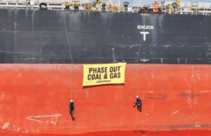 Dezenas de pessoas são presas em protesto contra mudanças climáticas no Porto de Newcastle Dezenas de pessoas são presas em protesto contra mudanças climáticas no Porto de Newcastle