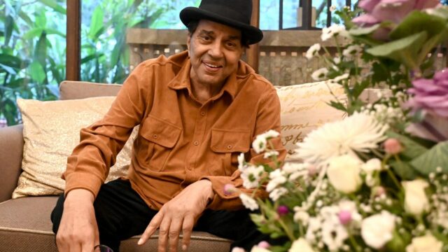 Dharmendra, estrela icônica de Bollywood de 'Sholay' e 'Phool Aur Patthar', morre aos 89
